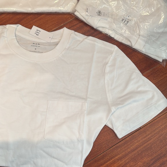 Bundle of 4 GAP men’s standard Pocket Tee / 4 T Shirts 
Short sleeves NWT - Picture 4 of 4